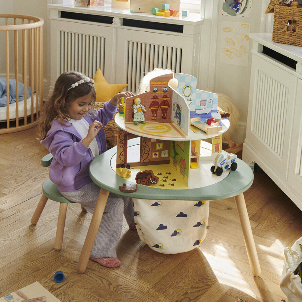girll wooden-dollhouse-playhouse-mutable-stokke-kaliedy