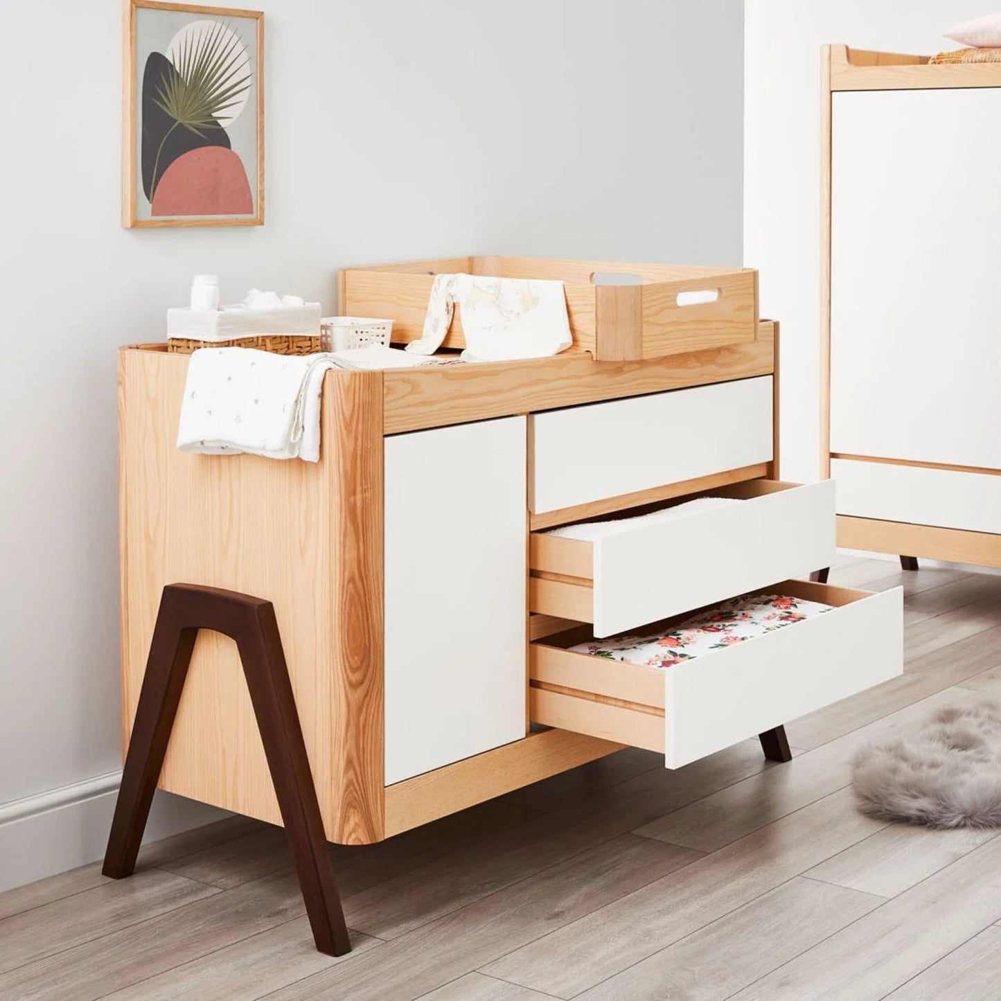 Hera Dresser