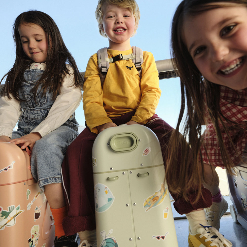 Ride-On-Suitcase-Bed-Jetkids-travel-stokke-kaliedy