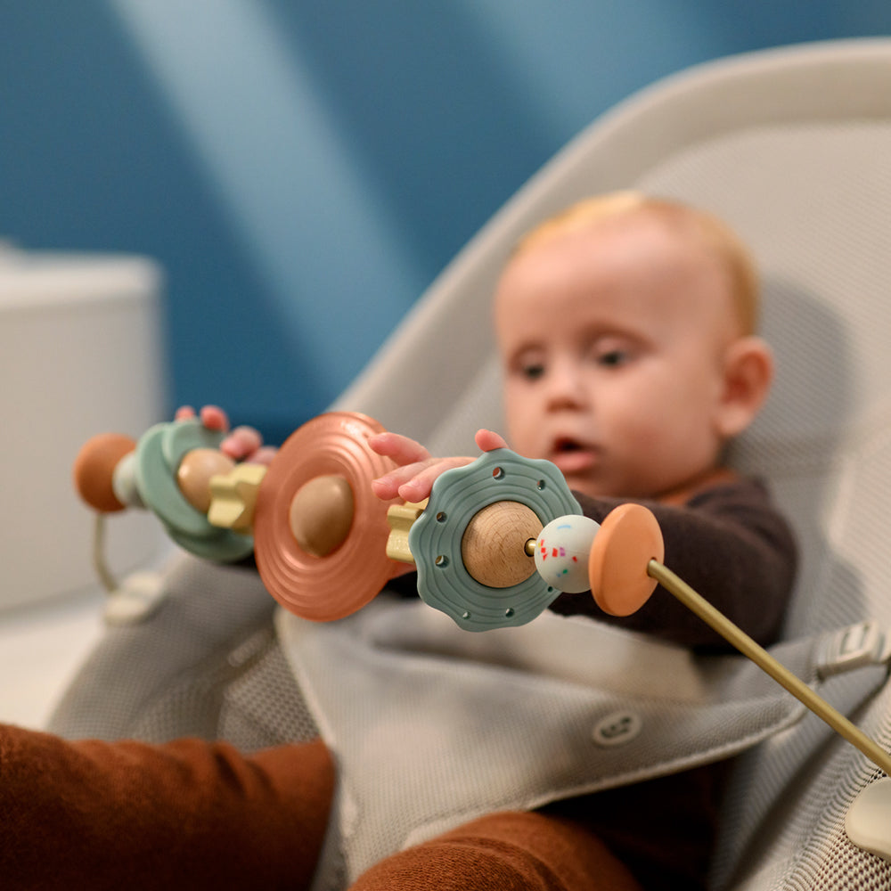 baby-bouncer-from-birth-toy-bar-nursery-playtime-dove-pro-maxi-cosi-kaliedy
