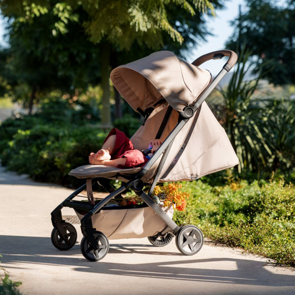 beige lightweight-travel-stroller-Joolz-Aer2-kaliedy-8