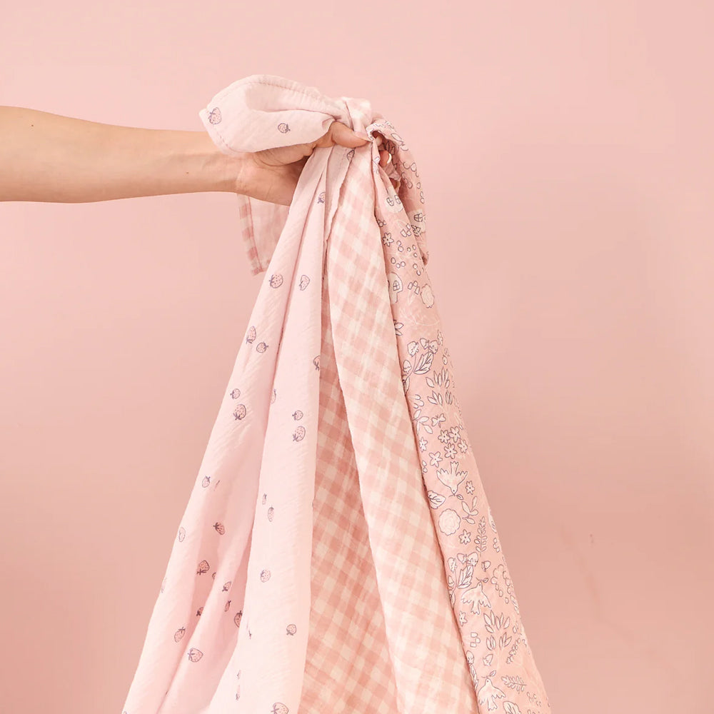 pink muslin-squares-nursery-feeding-tiny-tales-tutti-bambini-kaliedy-2