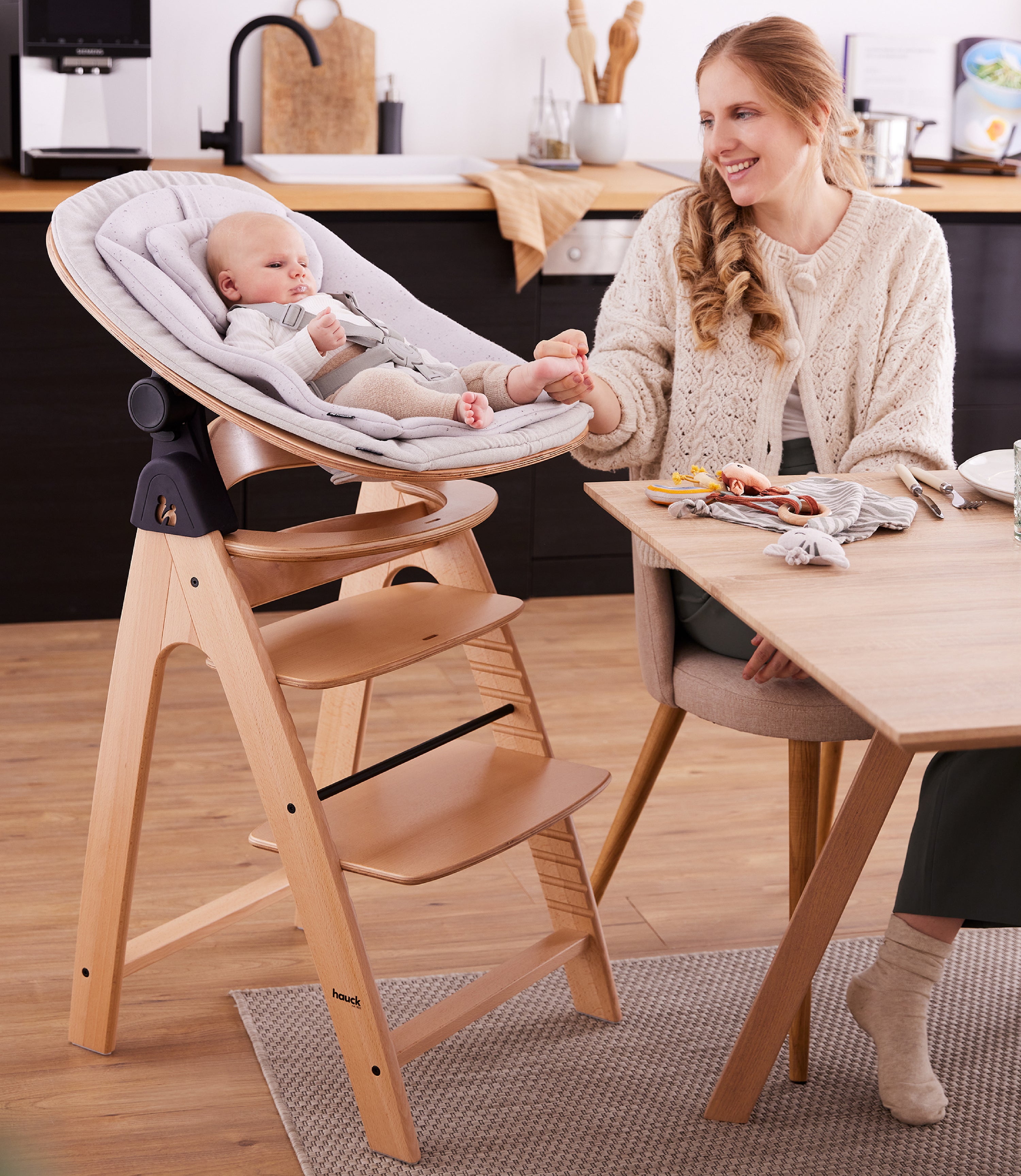 feeding weaning wooden-highchair-growns-with-your-child-arketa-hauck-kaliedy