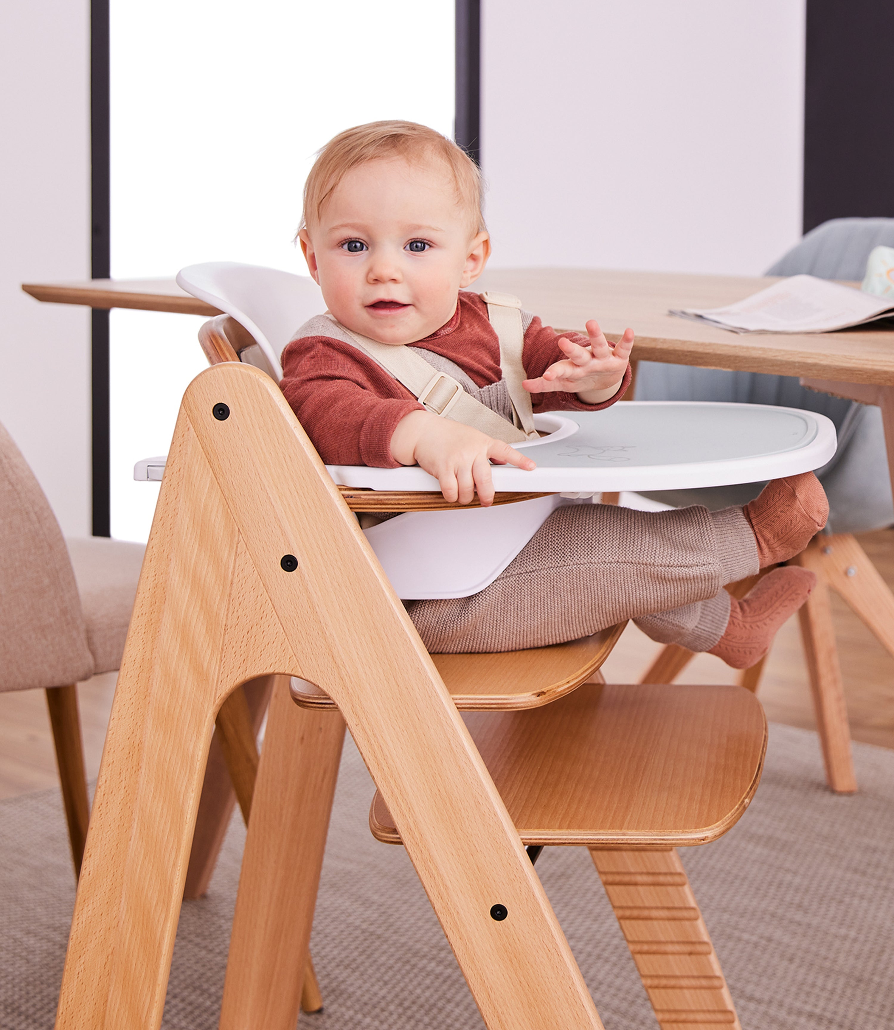 feeding wooden-highchair-growns-with-your-child-arketa-hauck-kaliedy