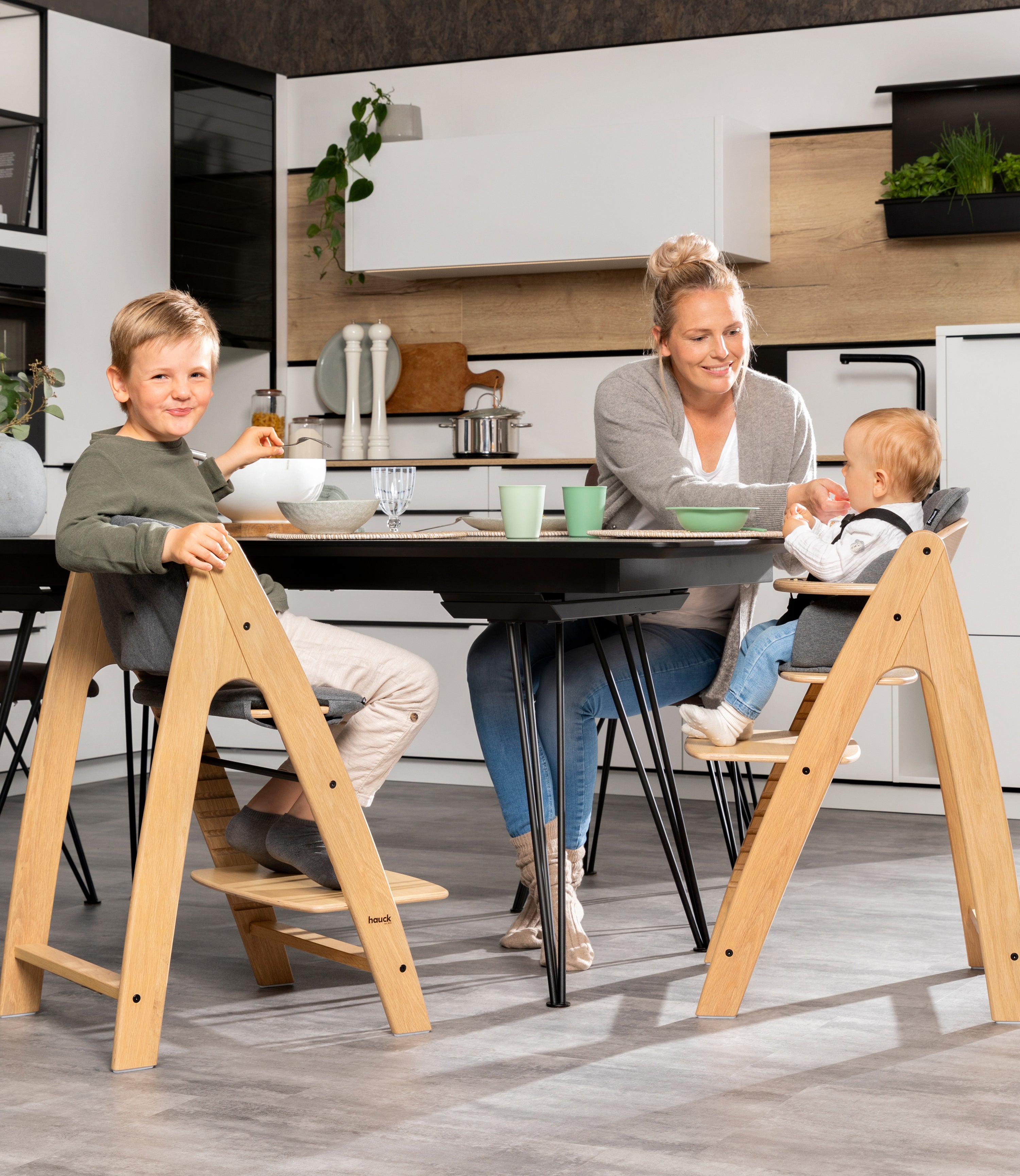 feeding weaning wooden-highchair-growns-with-your-child-arketa-hauck-kaliedy